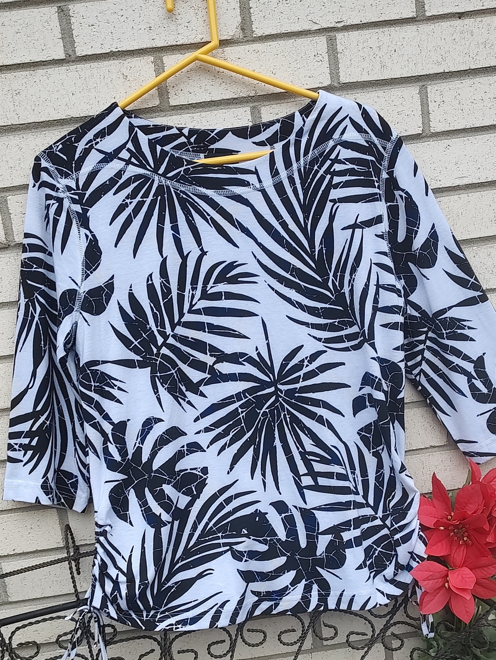 Links/ Black& White Top - Picture 2 of 10